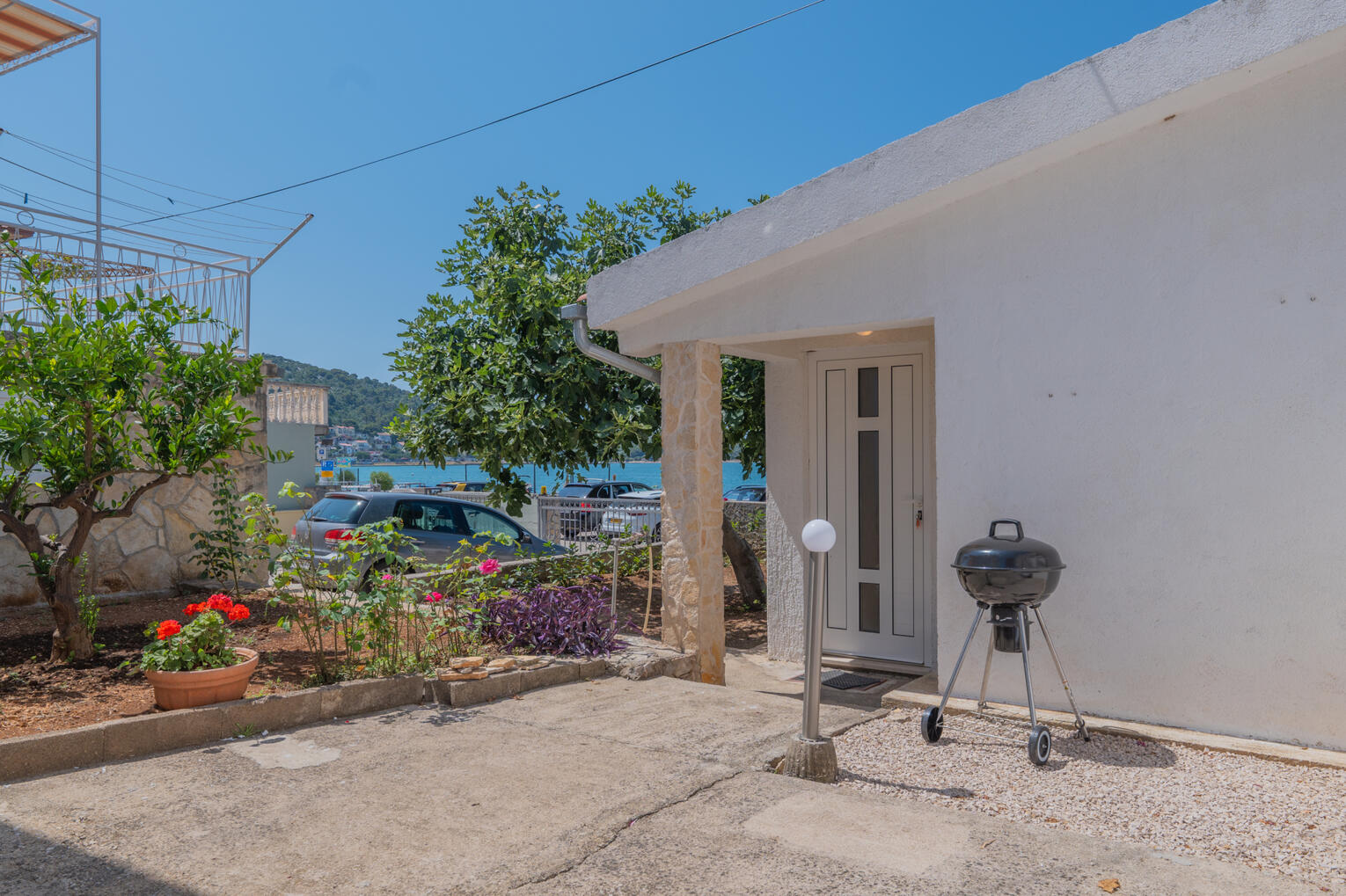 Grill area with garden